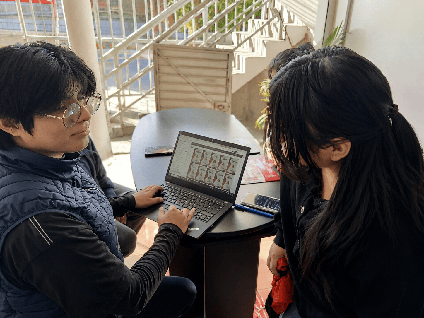 Equipo RYJEC — trabajo colaborativo en oficina